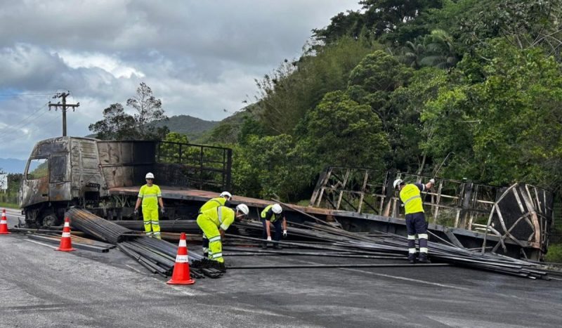 Incêndio em carreta na BR-101 gera congestionamento de 14 quilômetros na Grande Florianópolis 