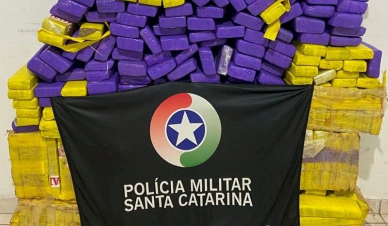 PMSC encontra 300 kg de maconha em carro que bateu em caminhão