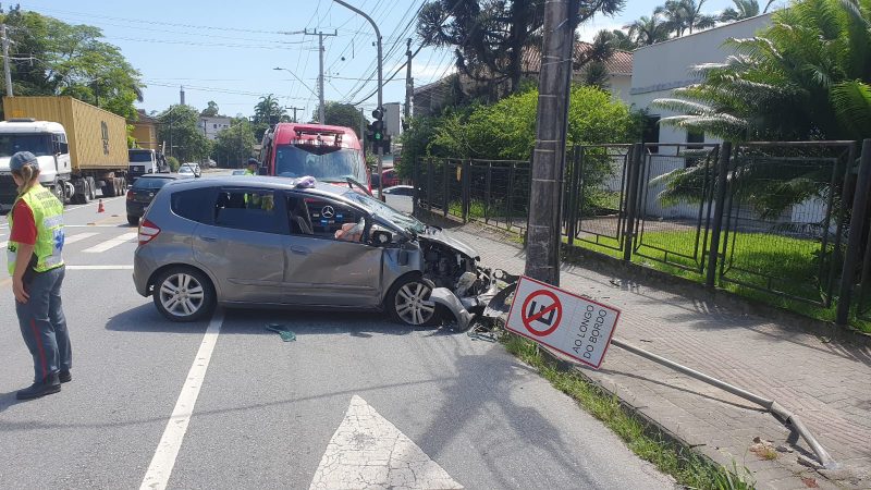 Carro batido em poste após motorista empurrar veículo 