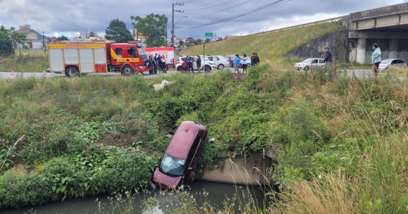 Carro caiu em rio após colidir contra automóvel