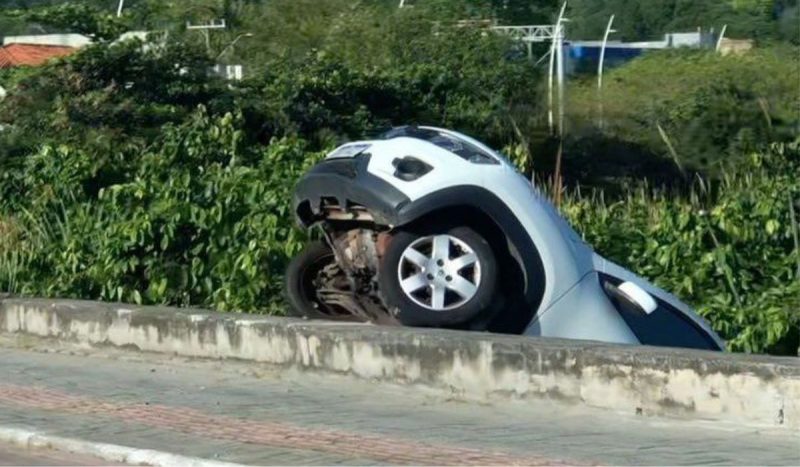 Carro foi encontrado abandonado na vegetação da SC-406 na manhã desta segunda-feira