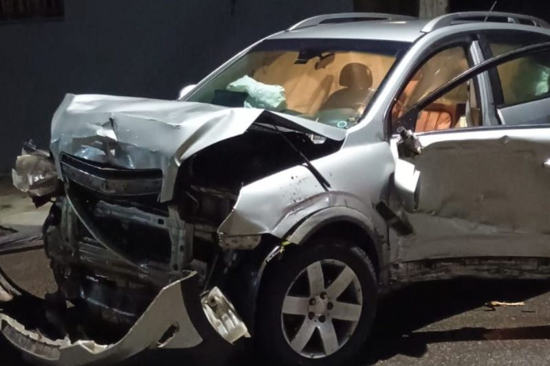 Carro ficou destruído após grave acidente 