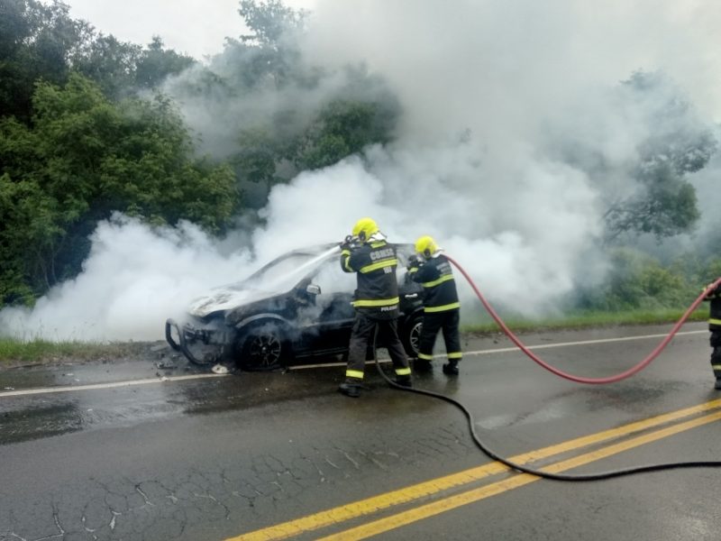 Carro novo pega fogo e motorista abandona veículo em rodovia de SC &#8211; Foto: CBMSC/Reprodução/ND