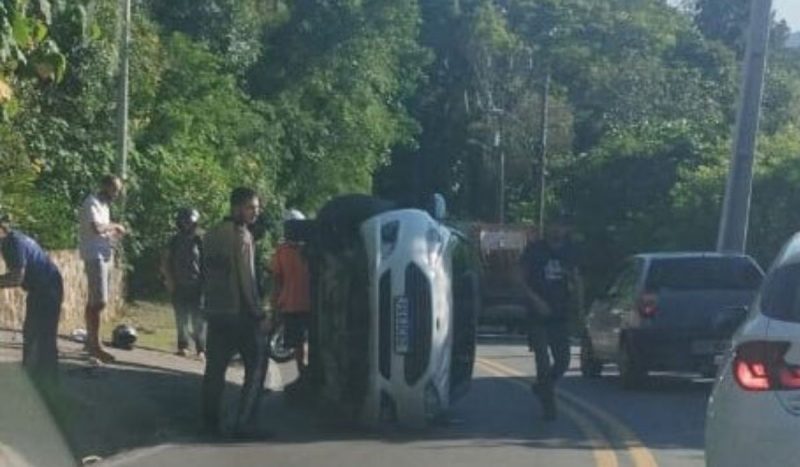 Um carro tombado na estrada Cristovão Machado deixa o trânsito em meia pista