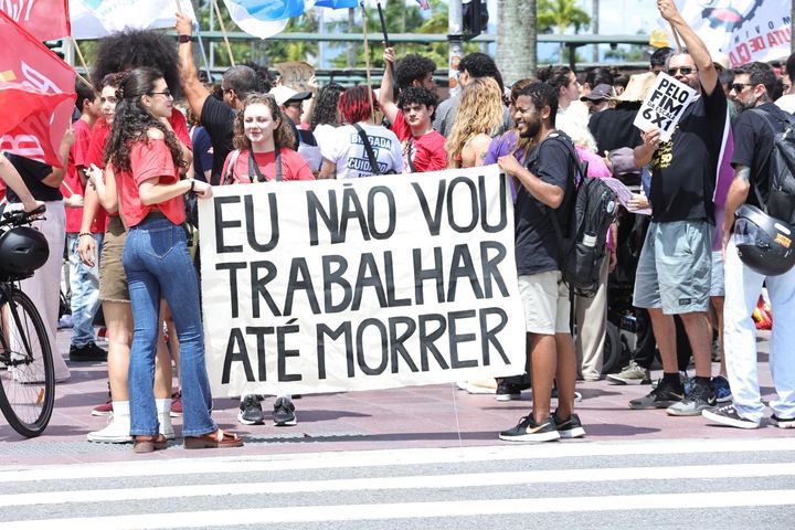 Manifestantes seguram cartaz em Florianópolis