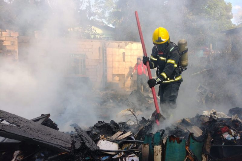 bombeiros combatendo incêndio em casa causado por fogão a lenha