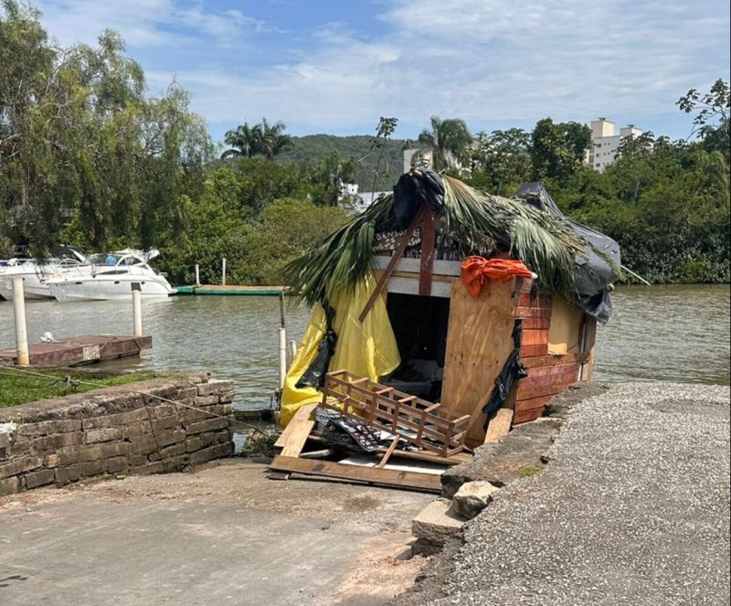 Imagem mostra 'casa' flutuante na beira do Rio Camboriú