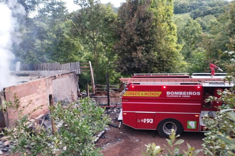 Corpo carbonizado estava dentro da casa