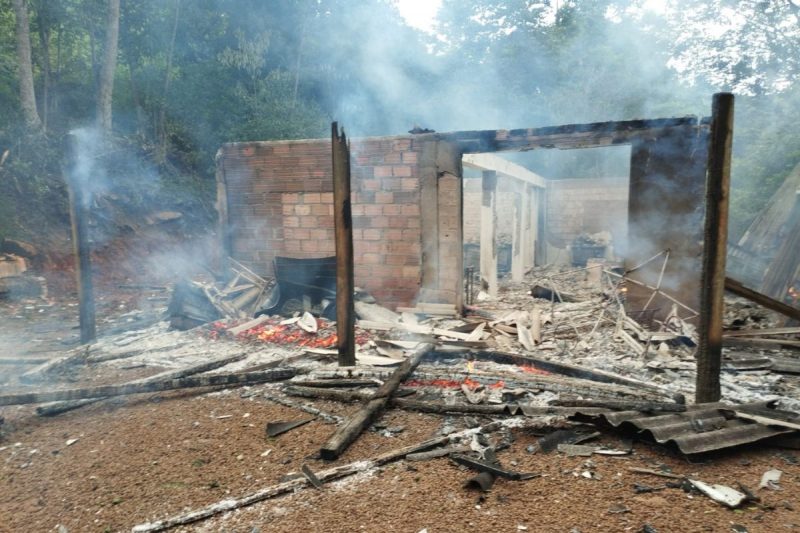 O corpo carbonizado foi localizado na casa em chamas 