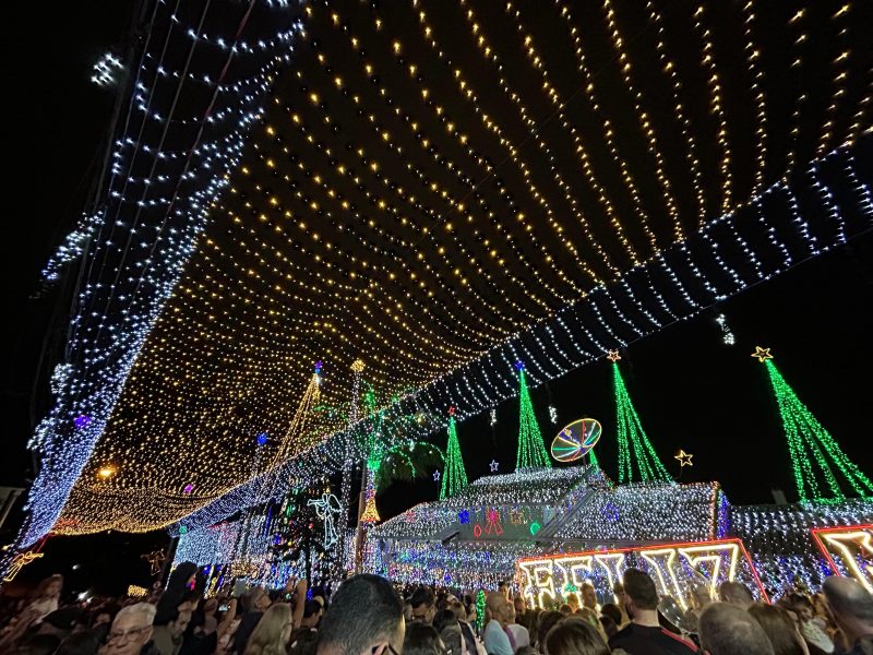 Casa mais iluminada do Brasil acendeu as luzes na noite desta sexta-feira (15)