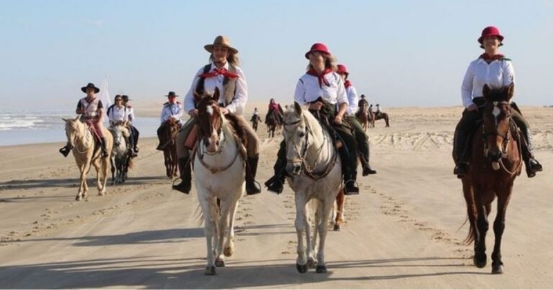 Cavalgada da República Catarinense inicia na Praia do Camacho e seguem em direção à Imbituba