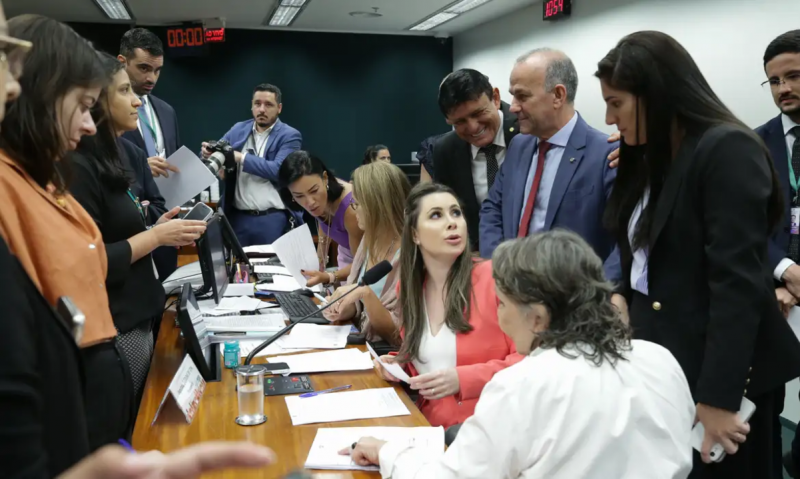 CCJ da Câmara, presidida pela deputada Caroline de Toni (PL-SC) decidiu por um novo adiamento para a votação da PEC que proíbe o aborto legal no Brasil - Foto: Lula Marques/Agência Brasil/Reprodução/ND