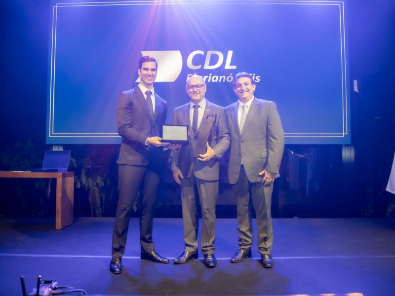 Na foto, três homens representa a presidência da CDL Florianópolis. 