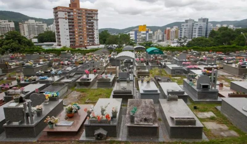 Cemitério do Itacorubi deve receber maior número de visitantes no dia de Finados - Foto: Leo Munhoz/ ND