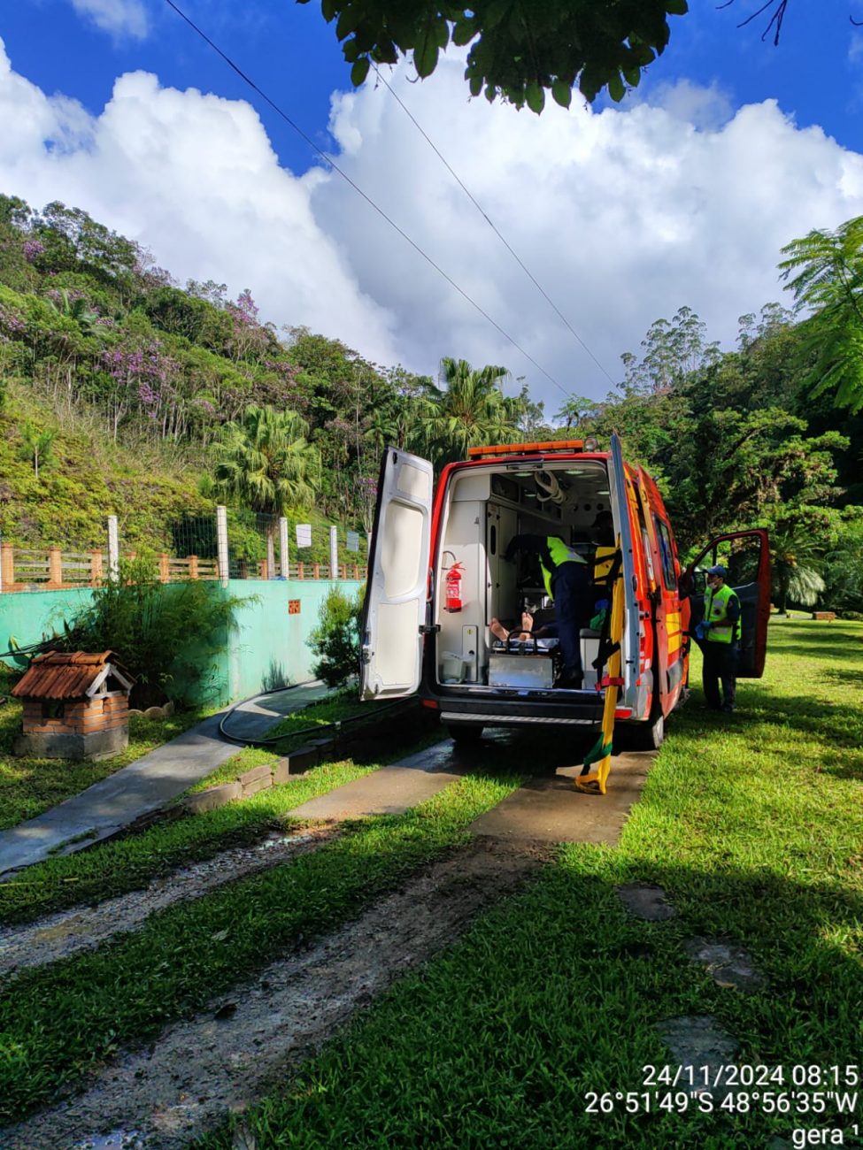 Segundo os bombeiros, a haste de alumínio do limpador da piscina encostou em um fio energizado - Bombeiros Militar/Reprodução/ND