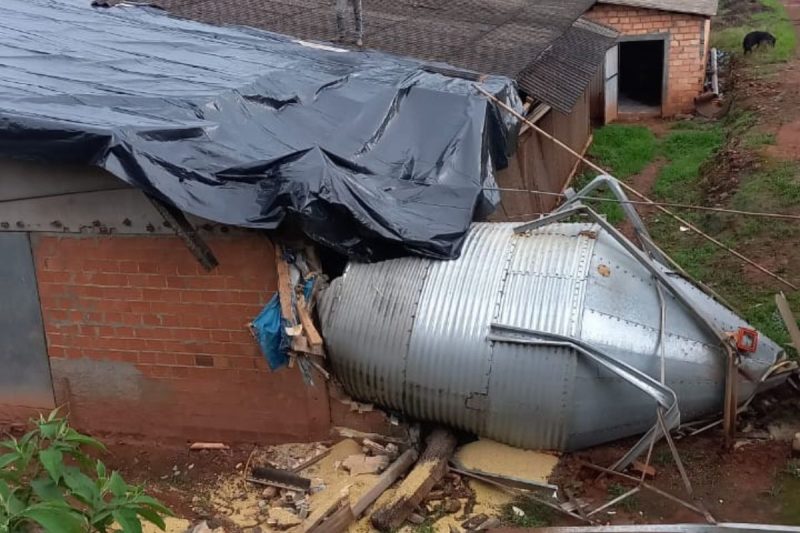 silo de grãos caído após chuva