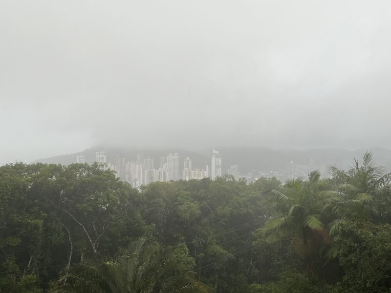 Imagem mostra nuvens carregadas de chuva sobre Itajaí