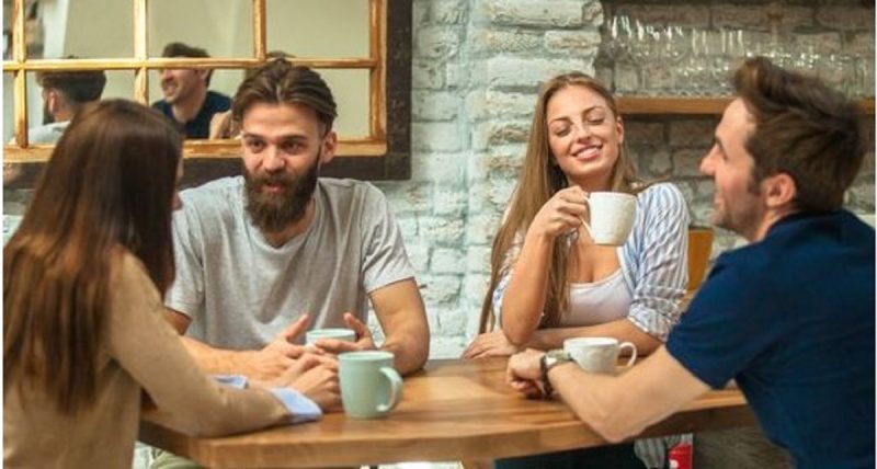 na foto aparecem mulheres falando coisas que sua amiga nunca deve saber sobre seu casamento