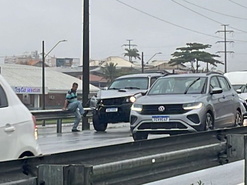 Na foto, carros parados em rodovia. Colisão causou engarramento em Florianópolis. 