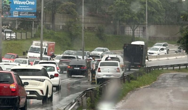 Acidente envolvendo dois veículos deixa trânsito lento na SC-401, em direção ao Norte de Florianópolis