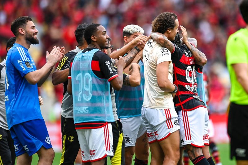 Jogadores do Flamengo abraçam Gabigol