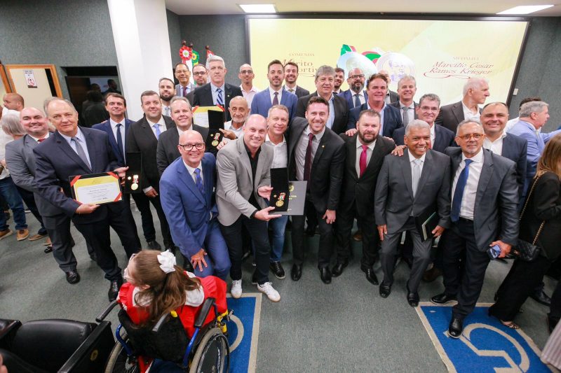 Novos comendadores na entrega da Comenda do Mérito Desportivo em SC