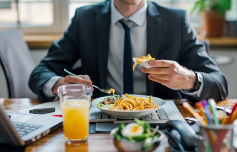 na foto aparece um homem que nem pensa para comer rápido demais