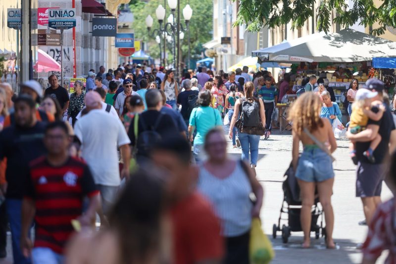 Comércio em Santa Catarina cresce em setembro e fica acima da média nacional. Na imagem, pessoas circulando pelo Mercado Público de Florianópolis