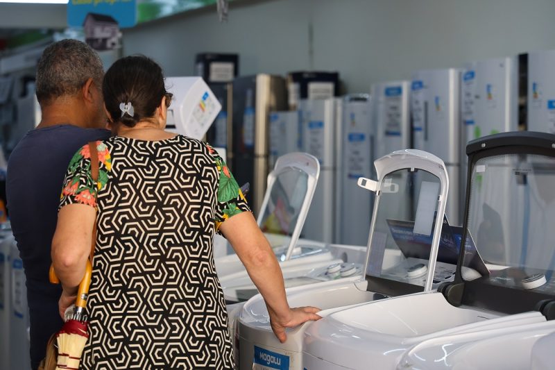 Crescimento do comércio em Santa Catarina é impulsionado pela venda de eletrodomésticos e mercado automotivo. Na imagem, compradores em uma loja de eletrodomésticos