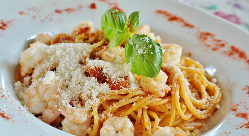 prato de spaghetti com polvo e queijo ralado 