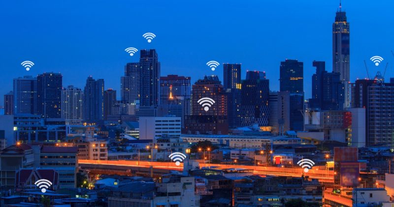 Prédios e cidades com símbolos Wi-Fi