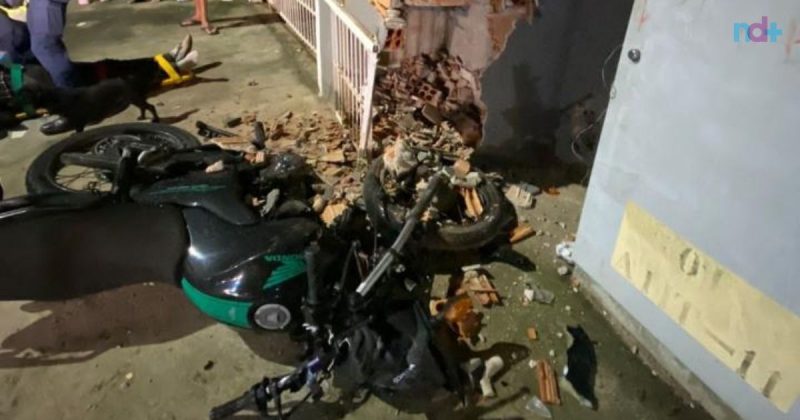 imagem mostra acidente em que motociclista destruiu muro, ele agora está em estado grave na ala vermelha do hospital marieta, aguardando vaga na UTI