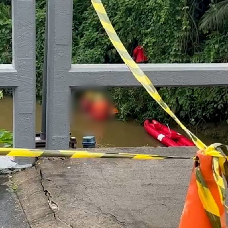 Bombeiros resgatando corpo em rio