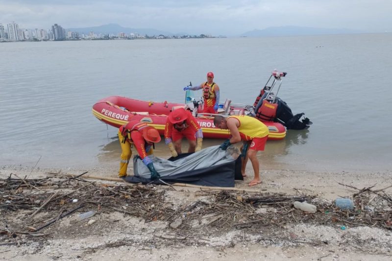 Bombeiros resgatam corpo boiando na Beira-Mar Norte