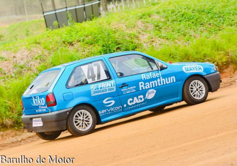 Carro utilizado por prefeito eleito em competições de automobilismo 