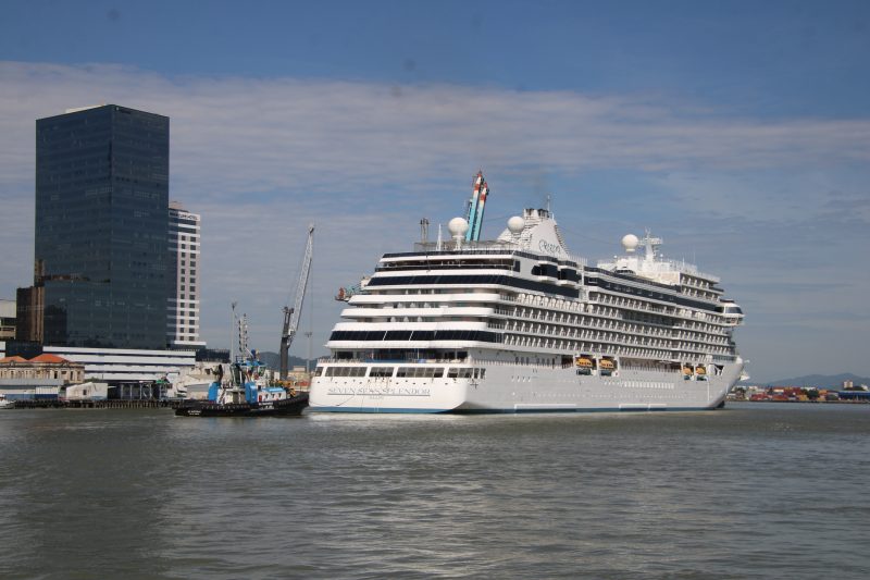 Foto mostra navio de cruzeiro em Itajaí