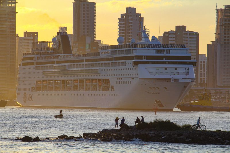 Foto mostra navio de cruzeiro em Itajaí