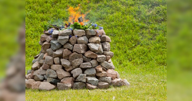 Altar de pedras com fogo