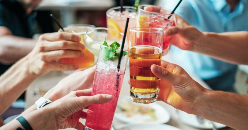 Amigos com drinks próximos em suas mãos