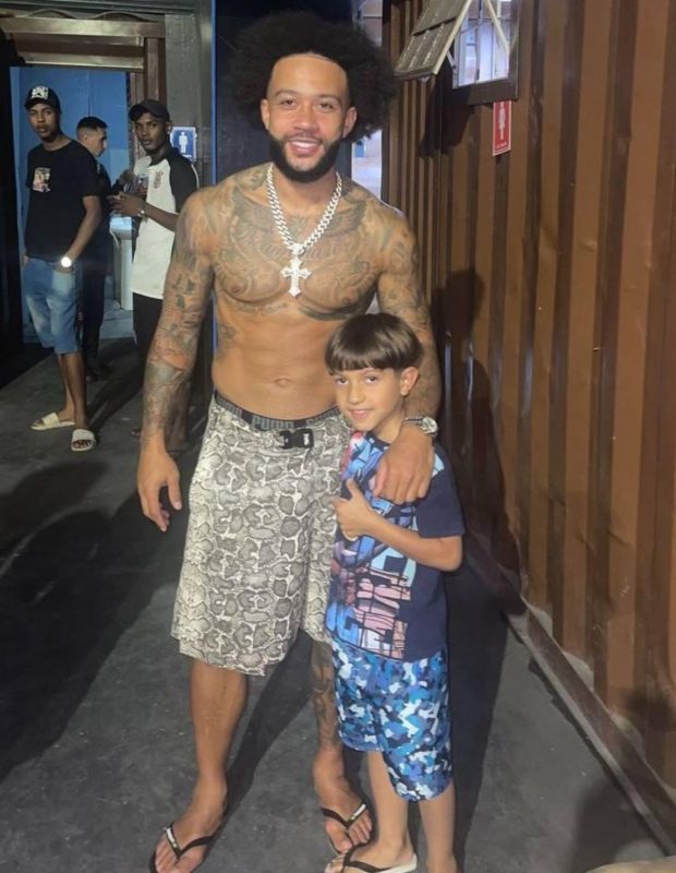 De folga do Corinthians, Depay conhece comunidade em SP e tira fotos com fãs