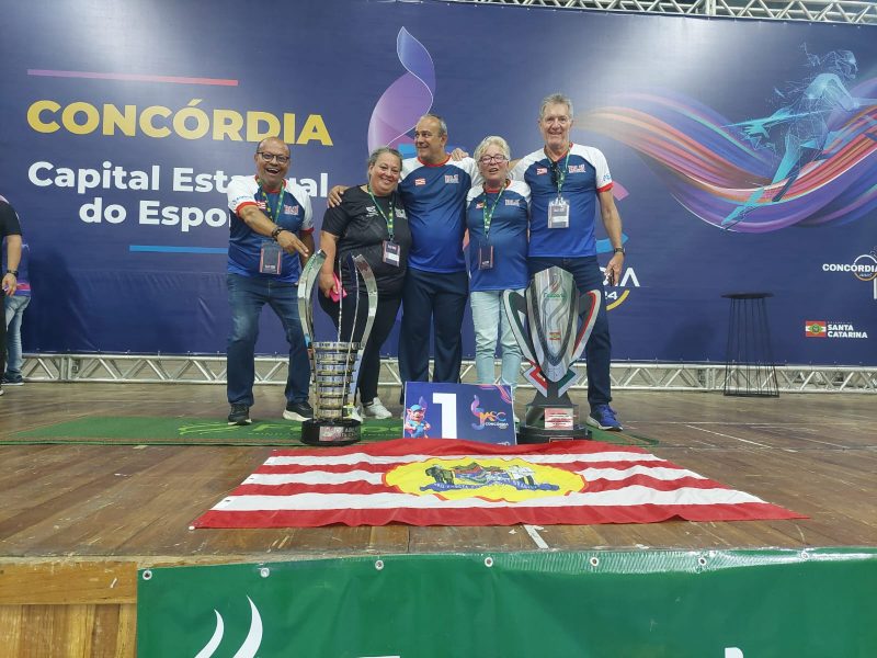 Imagem da delegação de Blumenau com o troféu de campeão