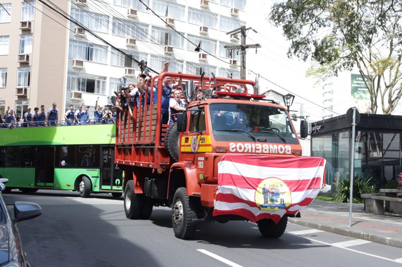 Imagem do desfile com o time de Blumenau vencedor Jasc