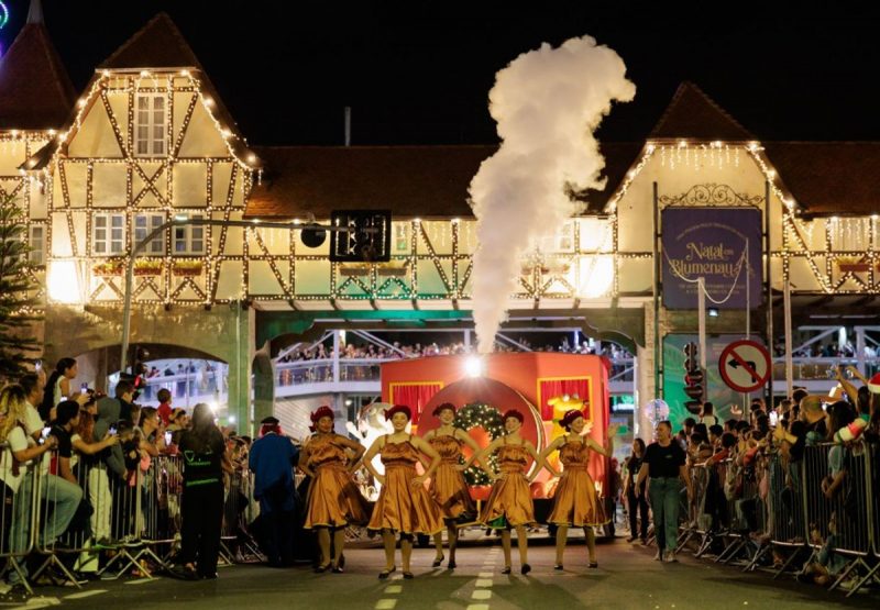 Pessoas desfilando durante programação de Natal em Blumenau