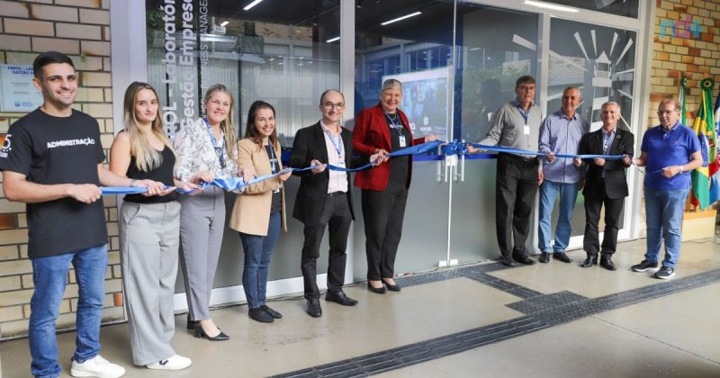 imagem mostra inauguração do centro de gestão empresarial da Unifebe