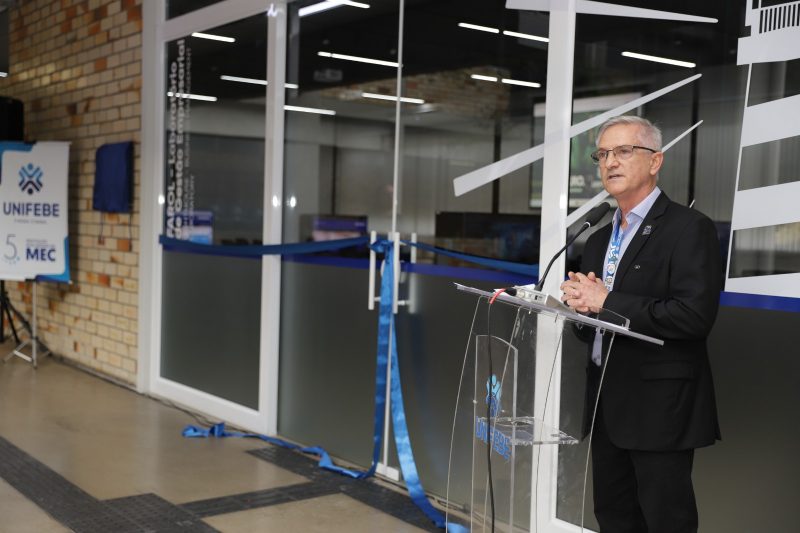 imagem do professor Günter discursando na inauguração do novo laboratório da Unifebe