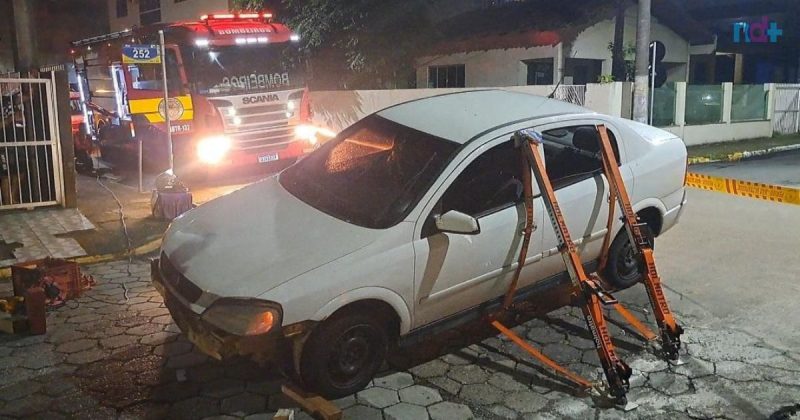 imagem mostra moto presa a carro após ser arrastada por 5 metros em Itapema