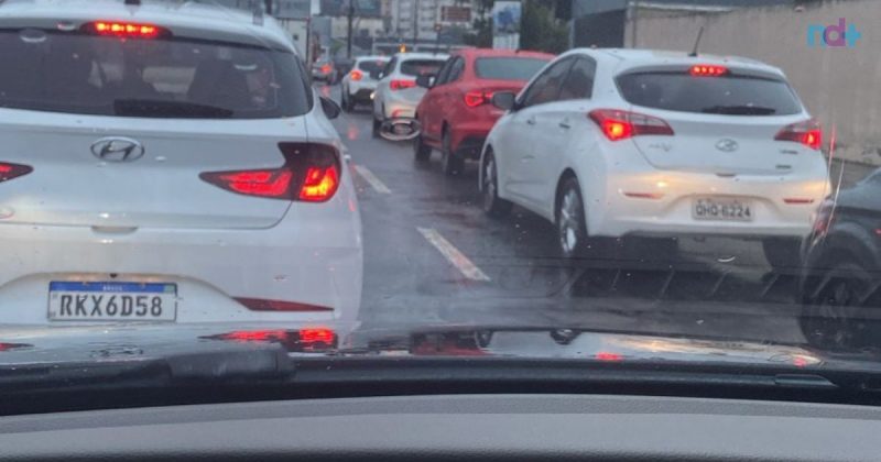 Imagem mostra trânsito congestionado em Itajaí por conta da chuva