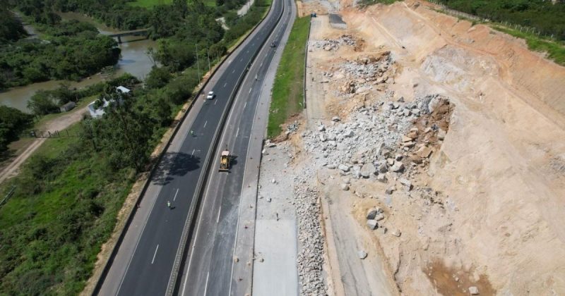 Detonação de rochas na BR-101, em Capivari de Baixo