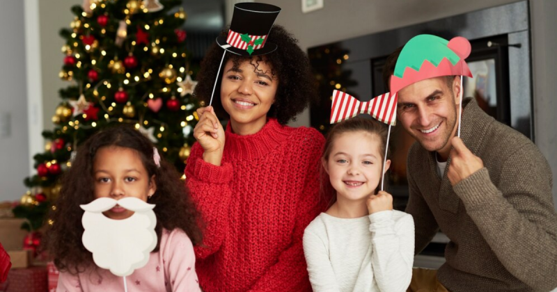 Família com enfeites no Natal