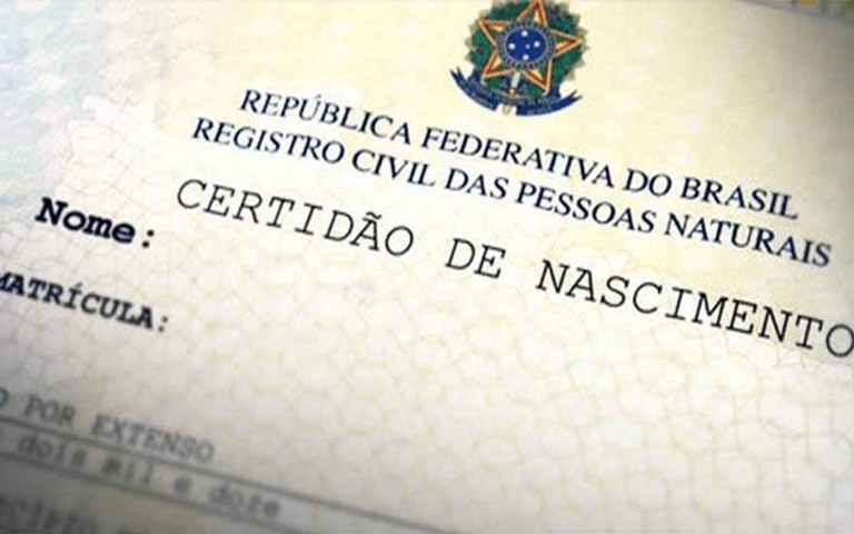 Imagem em primeiro plano de uma certidão de nascimento 